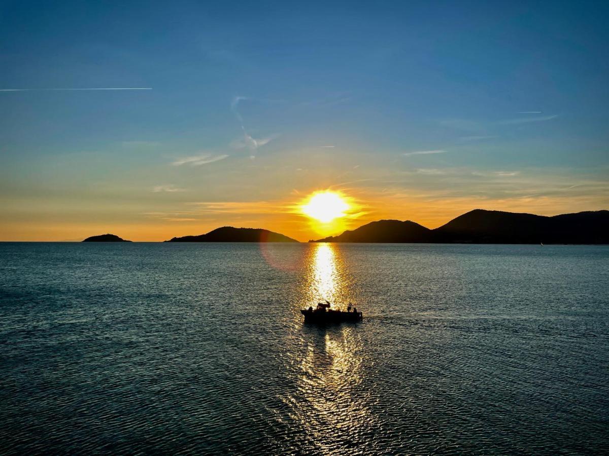 L'Angolo Dei Poeti Lerici Luaran gambar